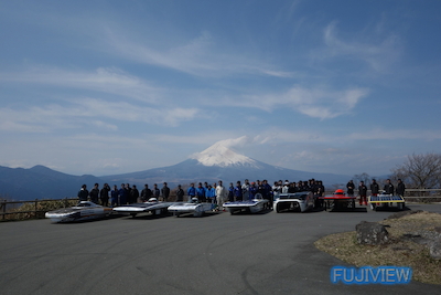 三国峠で富士山バックにソーラーカー記念撮影